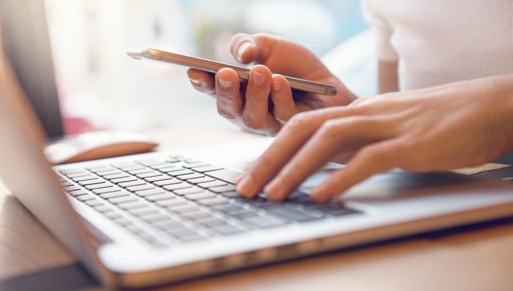 gettyimages - So reinigt man Tastatur und Smartphone am besten