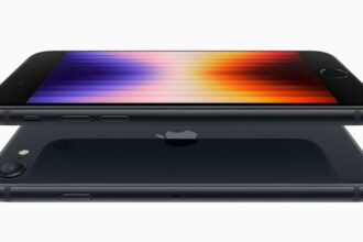 Apple -- Das iPhone SE der nächsten Generation ist ein leistungsstarkes neues iPhone im ikonischen Design, das mit dem A15 Bionic Chip und 5G ausgestattet ist.